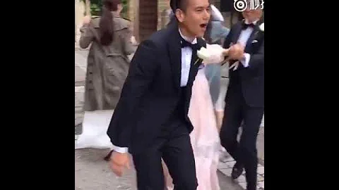 胡歌在袁弘婚禮上與伴郎伴娘跳舞 - 天天要聞