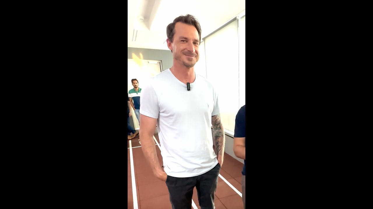 Facing a Dale Steyn delivery, with Anil Kumble watching on 👀