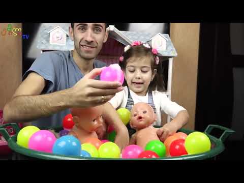 ემილია აბანავებს თოჯინებს აბაზანაში