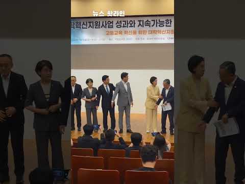 한동훈 의원에게 사진 저랑 같이 찍어요 하는 김대식 의원 #shorts #한동훈 의원 #김대식 의원 thumbnail