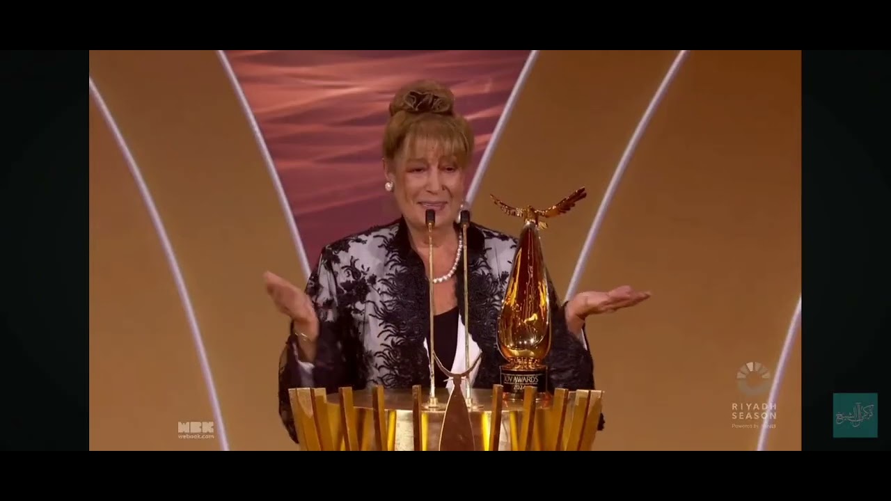 بكاء منى واصف اثناء تكريمها في حفل توزيع جوائز Joy award's