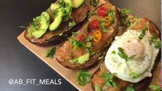 avocado toast with smoked salmon - توست الافوكادو مع السالمون المدخن