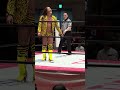 黒潮TOKYOジャパンのトップロープからのセントーンは上福ゆきがかわしてチョップで返していくもジャケットエルボーが強烈でブーイングから「かみーゆ」コール！ 東京女子プロレス「ALL RISE '24」