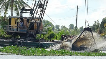 Âm Thanh Gào Thét Của Chiếc Xăng Cạp Cổ Múc Đất Lẻ Gào Lớn