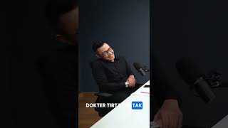 MOMEN KOCAK...!!! Dr Tirta disuruh pakai Jersey MU sama Dr Gia....