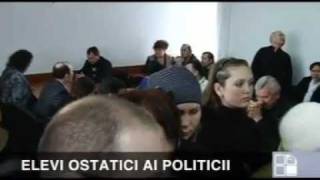 Elevi ostatici ai politicii