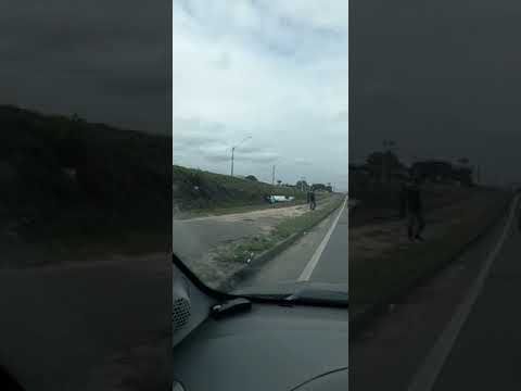 Carro capota ás margens da BR 101 em Linhares