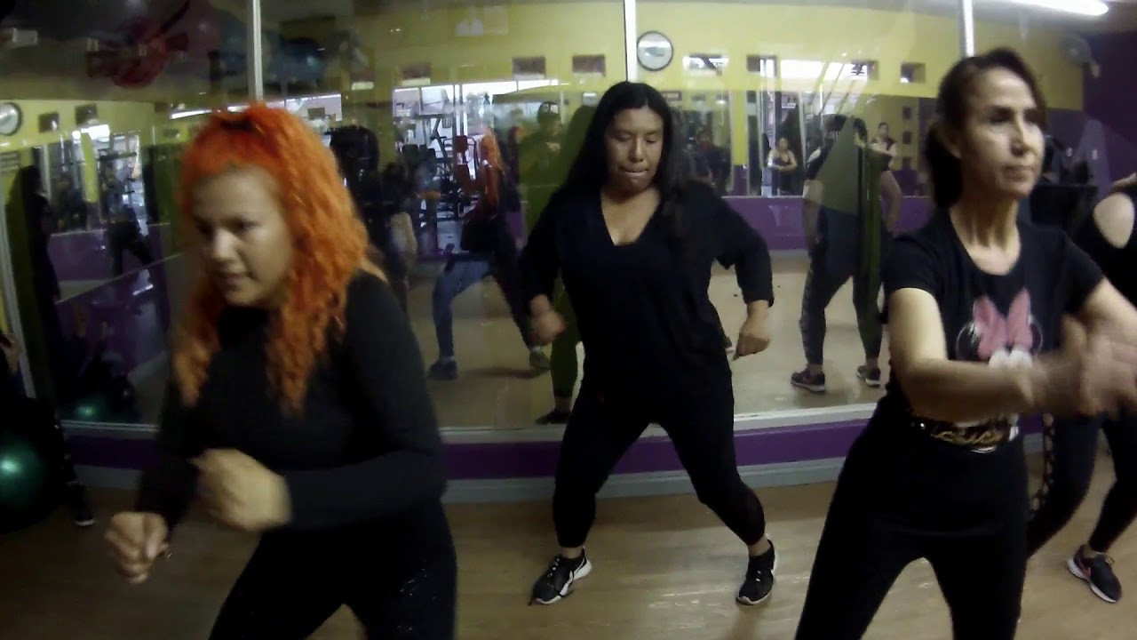 ZUMBA CON CALMA Y SHAKE BODY ISRA GO - YouTube