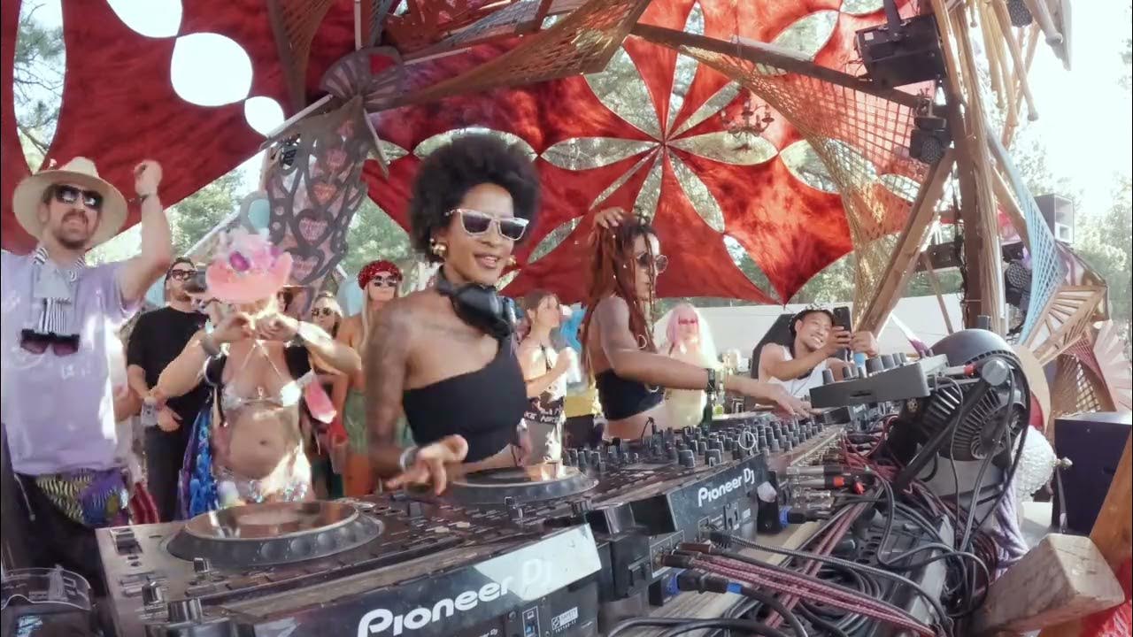 Coco & Breezy Desert Hearts Festival 2024 (Full DJ Set) Coco & Breezy Desert Hearts Festival 2024 (Full DJ Set)