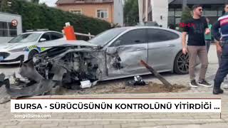 Bursa - Sürücüsünün Kontrolünü Yitirdiği Otomobil, Satış Firmasının Aracına Çarptı
