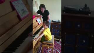 Giờ Học Piano Đầu Tiên Của Tompm Hi Thầy Dạy Piano Hỏi Thấy Gì Ngoài Cửa Sổ...tompm Trả Lời....