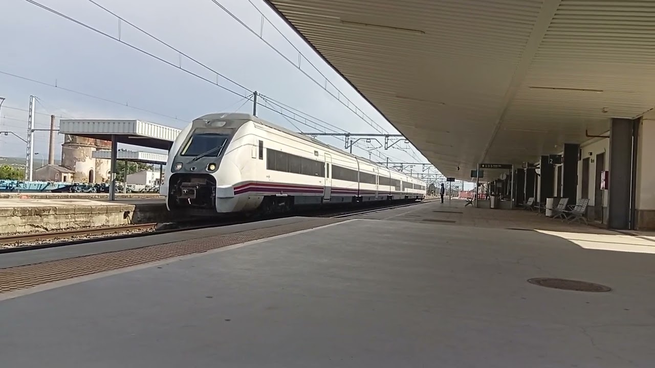 Media distancia Renfe S - 449 parando en Linares-baeza