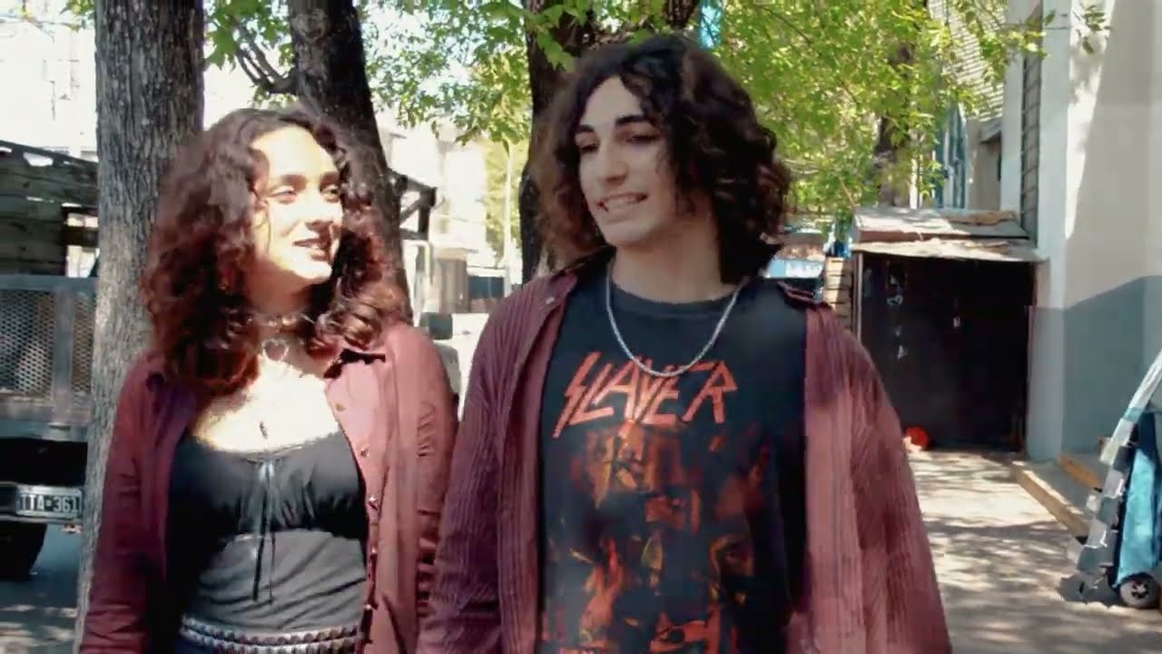 Hermann y Mal momento Fumando hierba.Dirigido por Lorena Mexy