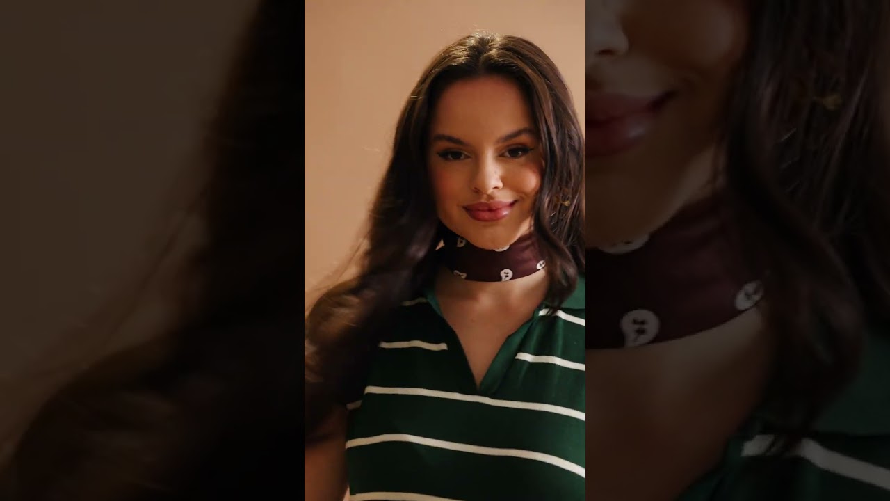 Vestido midi listrado de tricô com fendas laterais e gola polo – frescor e estilo para o verão