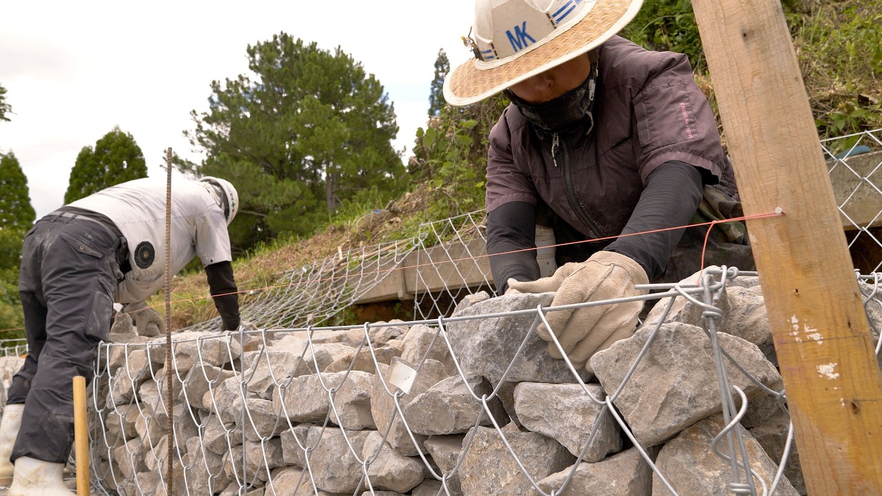 Мужчины, взявшиеся за восстановление обрушенного склона — шрамы рекордных ливней в Японии