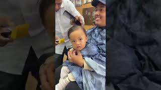 Firaz potong rambut pertama kali di London. Keren!
