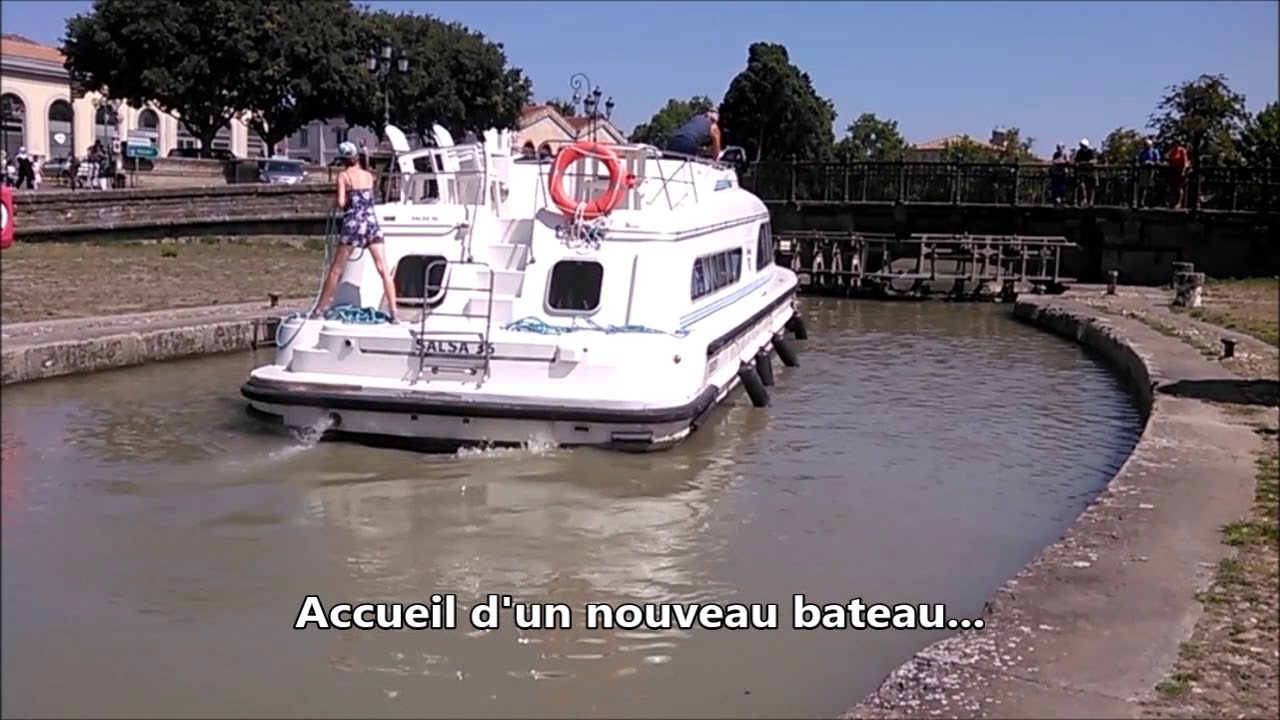 Carcassonne - Le Canal du Midi, ses bateaux de plaisance et son écluse