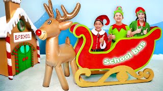 Santa Enseña A Los Niños En La Escuela De Elfos