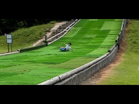 そり滑り グリーンスライダーでまさかの大転倒 娘は教え方が悪いと激怒