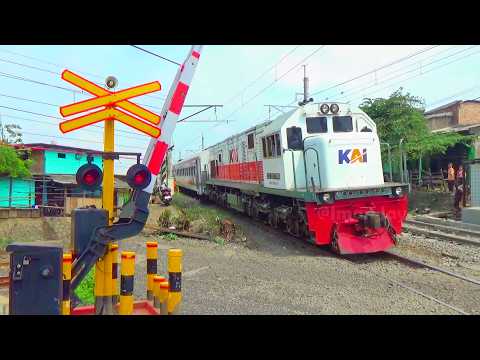 RAMAINYA KERETA API di Perlintasan KA JPL 85A Bekasi Timur