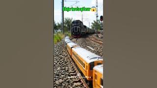kereta api besar mengejar kereta api kecil‼️😱 #miniaturkeretaapi #keretaapi #lokomotif