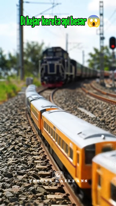 kereta api besar mengejar kereta api kecil‼️😱 #miniaturkeretaapi #keretaapi #lokomotif