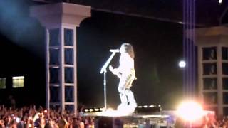 Paul Stanley "flying out" to sing I Was Made For Lovin' You