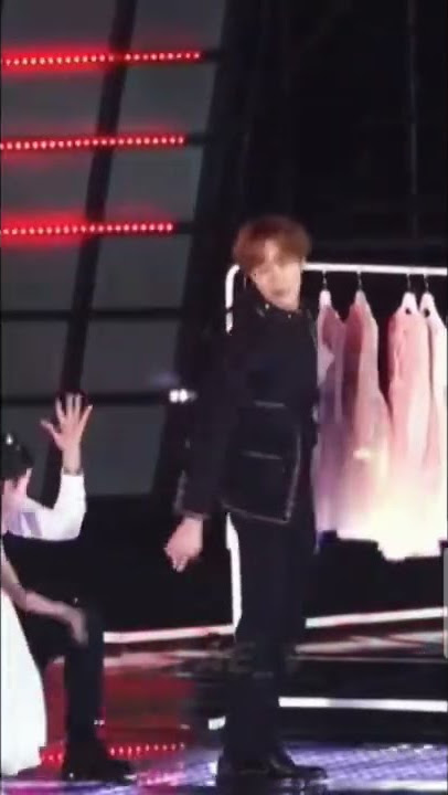 look like a prince is bowing the princess respectfully💜