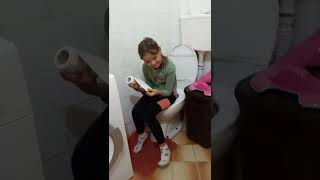 ktoś w szkole sra