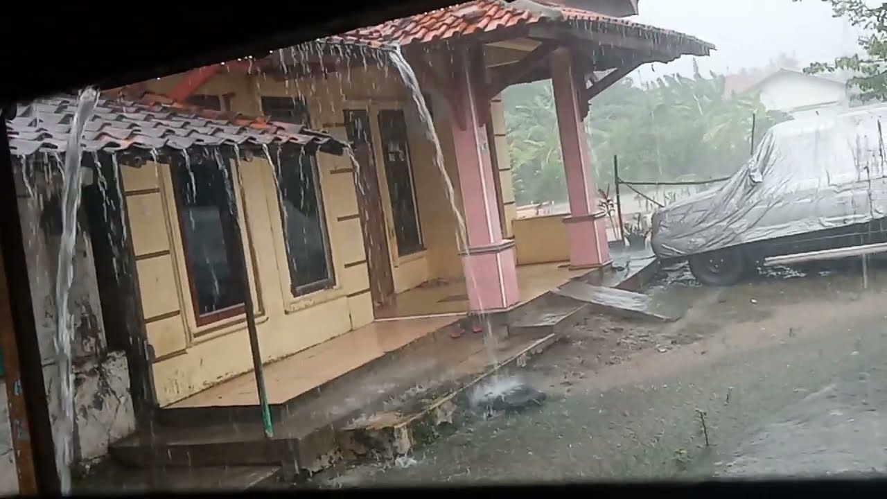 Suasana hujan didesa bikin nyaman adem 