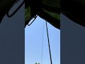 メッシュ越しの澄んだ青空