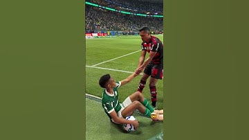 Estêvão vai ao CHÃO no corpo a corpo com Alex Sandro! #flamengo #palmeiras #shorts