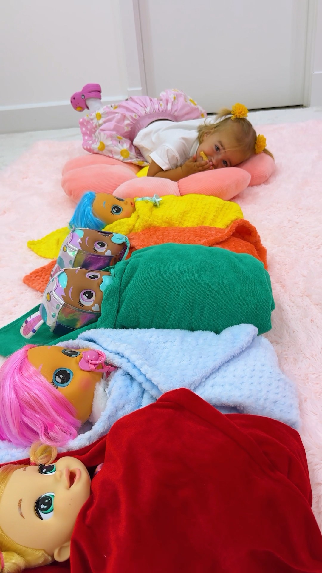 Alice learns colors with Dolls