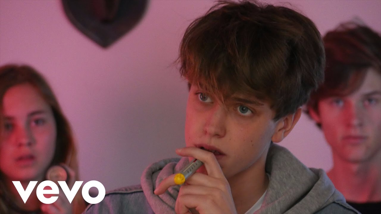 Jongen viel van de trap