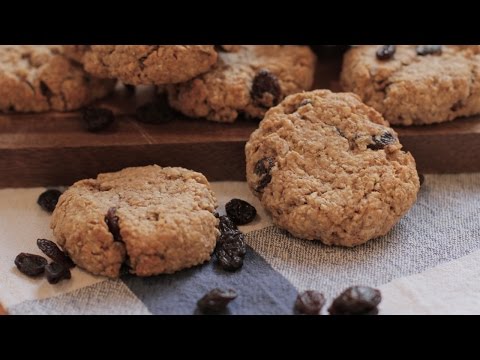 Chewy Oatmeal & Raisin Cookies