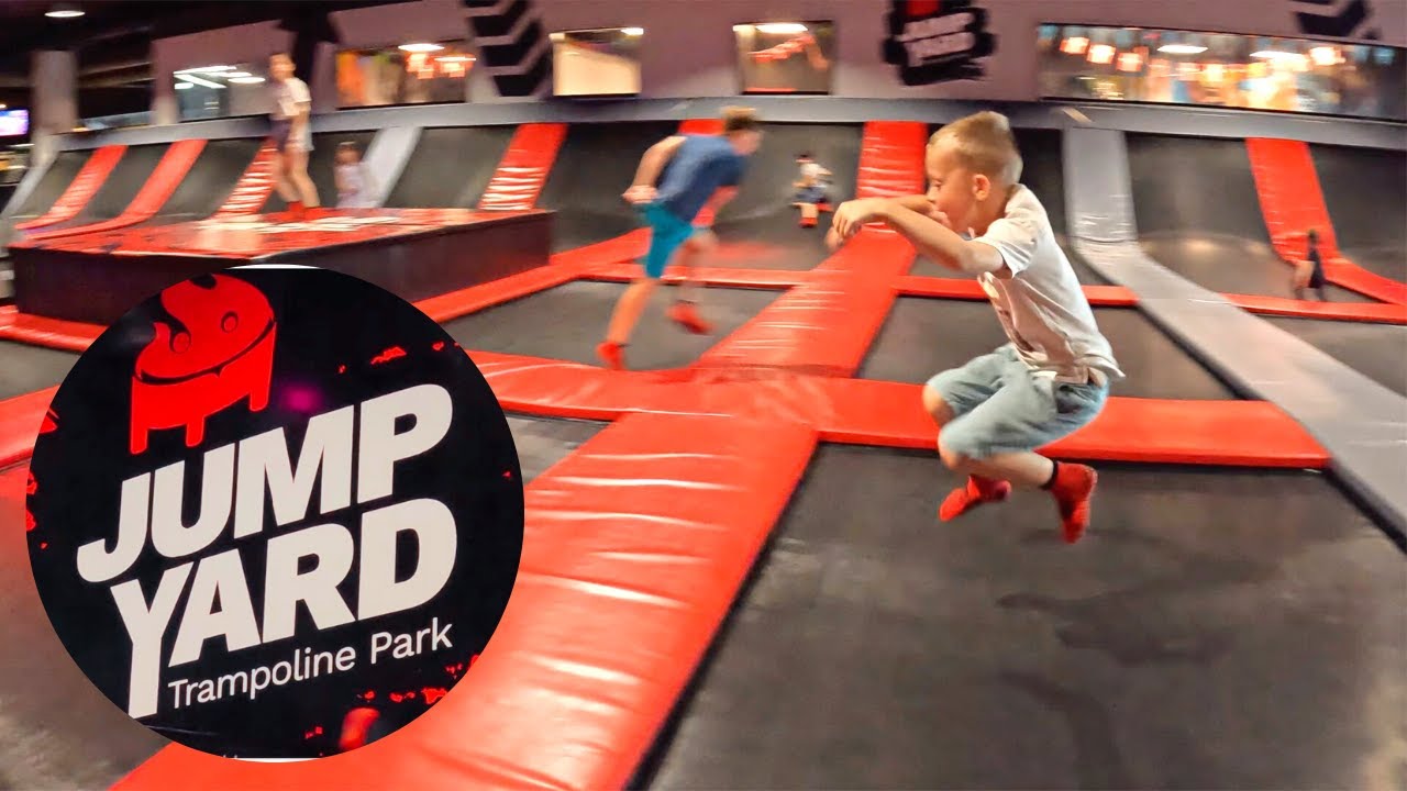 JumpYard i Fields🌪🤩 i en STOR trampolinpark | Video for børn på dansk - YouTube