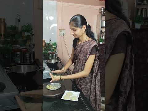 नवरात्रीच्या उपवासासाठी कुरकुरीत आणि खुसखुशीत बटाटेवडे | Vrat/Fast Special Batata Vada Recipe |