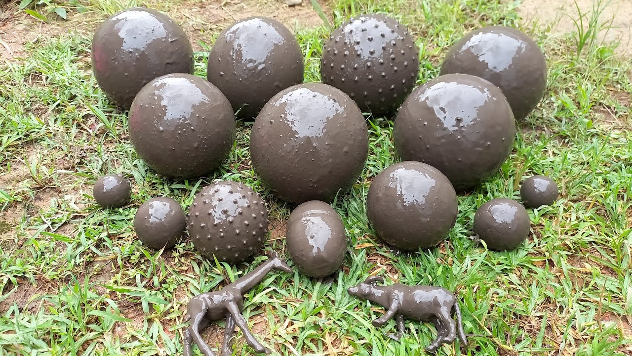 Menemukan bola kotor berlumpur ! bola emoji, bola basket, bola sepak, bola warna warni, bola part 20