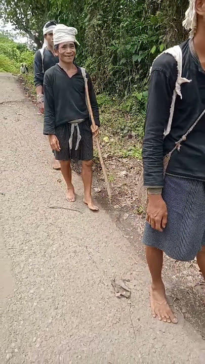 Suku Baduy dalam ketika keluar daerah tanpa kendaraan