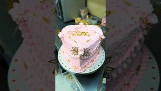 🎂💕 Una torta llena de dulzura y elegancia, en tonos rosa con delicados detalles dorados y hermosas