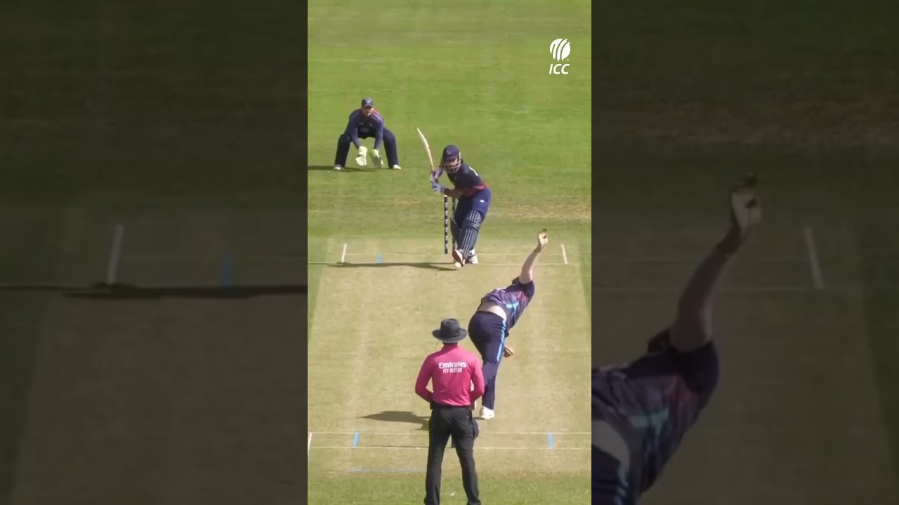 JJ Smit bamboozles the batter and Zane Green joins the party behind the stumps 💥