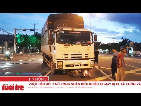 Video Vượt đèn đỏ, 2 nữ công nhân điều khiển xe máy bị xe... - youtube