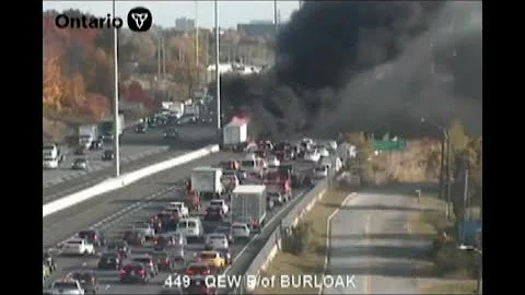 No serious injuries in 6 vehicle crash on QEW in Oakville: OPP