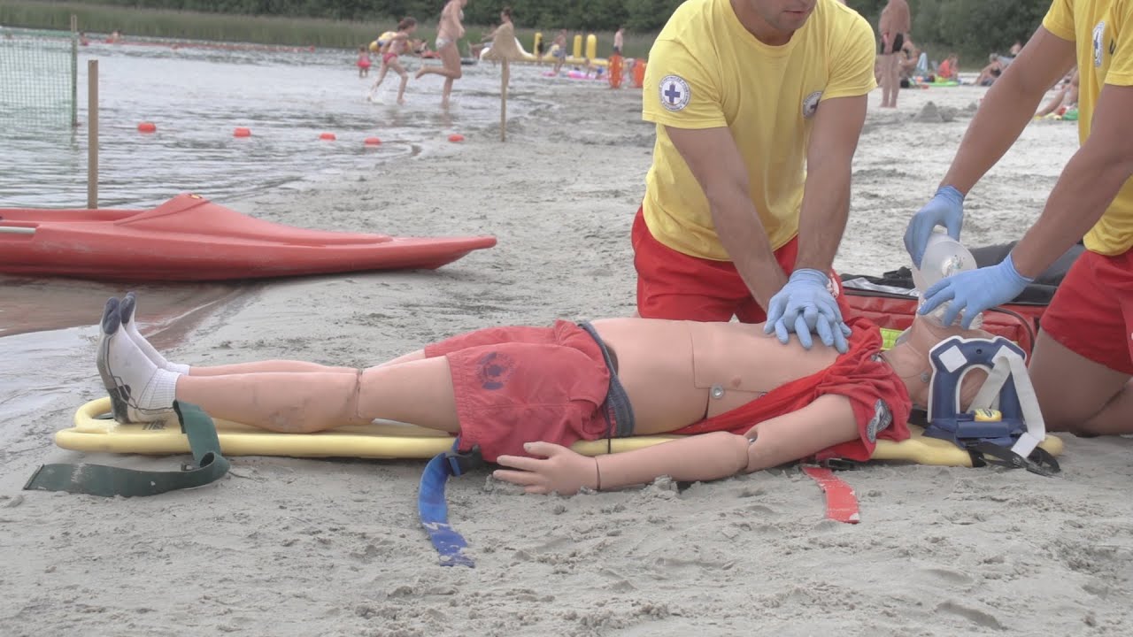 Symulacja akcji ratowniczej nad wodą – pierwsza pomoc