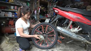 Mechanic Girl helped the farmer repair his motorbike's punctured tire.