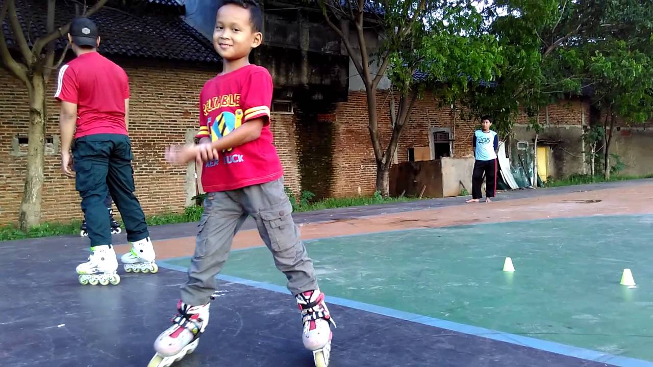main sepatu roda lucu VID 20160416 172903 - YouTube