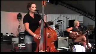 Baskery - Concert Video #1 - Salmon Arms Roots & Blues Festival
European Goddesses (and plus talented) Baskery perform during Salmon Arms 16th Roots & Blues Festival in British Columbia. They prove in this one song why we should all move to Sweden! Baskery - Concert Video #1 - Salmon Arms Roots & Blues Festival