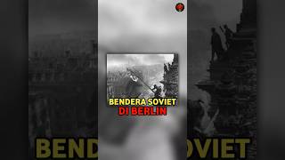 PENGIBARAN BENDERA UNI SOVIET DI BERLIN PADA 30 APRIL 1945
