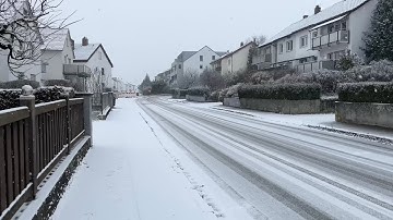 Tuyết rơi trắng đường, lạnh cóng. Thôn quê nước Đức