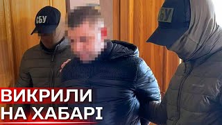 У Сумах на хабарі у 100 тисяч доларів викрили двох депутатів облради, їх затримали «на гарячому»